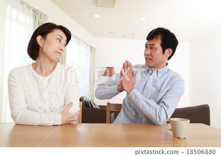 一對夫婦在40多歲彌補 一對夫婦在40多歲彌補 18506880