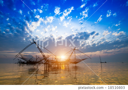 Silhouette of bamboo machinery in the lake. 18510803