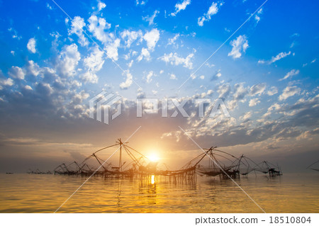 Silhouette of bamboo machinery in the lake. 18510804