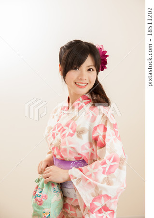 一個女人穿著浴衣 18511202