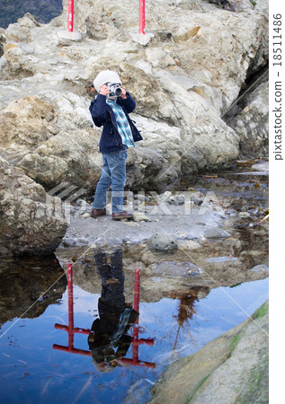 A small photographer (winter coastal landscape) 18511486