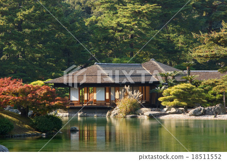 Kuribayashi公園Kikuketsutei在秋天 Kuribayashi公園Kikuketsutei在秋天 18511552