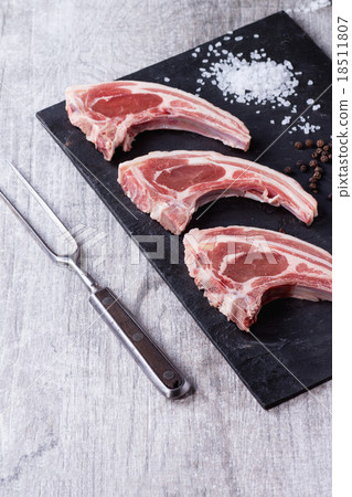 Raw lamb chops 18511807