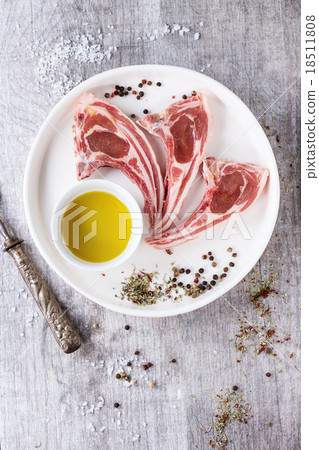 Raw lamb chops 18511808