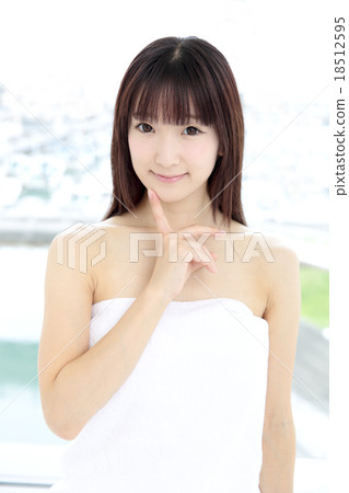 年輕的女士洗澡時間 年輕的女士洗澡時間 18512595