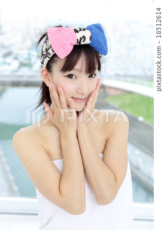 年輕的女士洗澡時間 年輕的女士洗澡時間 18512614