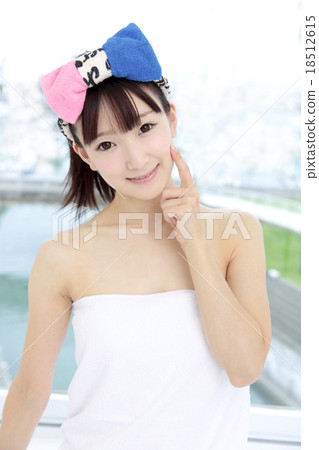 年輕的女士洗澡時間 18512615