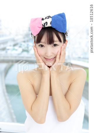 年輕的女士洗澡時間 年輕的女士洗澡時間 18512616