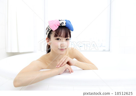 年輕的女士洗澡時間 18512625