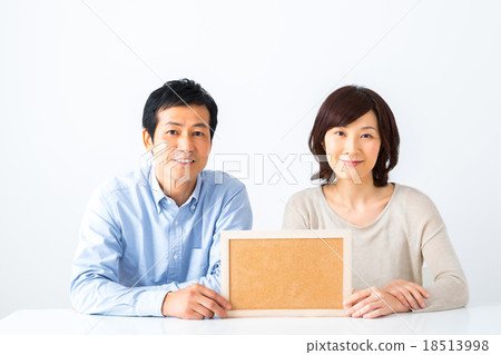 與corkboard男性女性拷貝空間文本空間板白色背景的夫婦 18513998