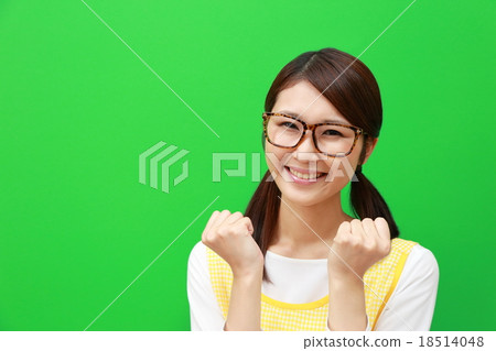 一個女人（圍裙管家主婦幫助幫助護理工作福利日常護理老師托兒所工作眼鏡） 18514048