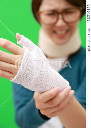 1 woman (injury injury work cervical sprain sprain glasses patient fracture accident bandage whiplash cervical vertebra color) 18514153