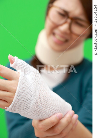 1 woman (injury injury work cervical sprain sprain glasses patient fracture accident bandage whiplash cervical vertebra color) 1 woman (injury injury work cervical sprain sprain glasses patient fracture accident bandage whiplash cervical vertebra color) 18514154