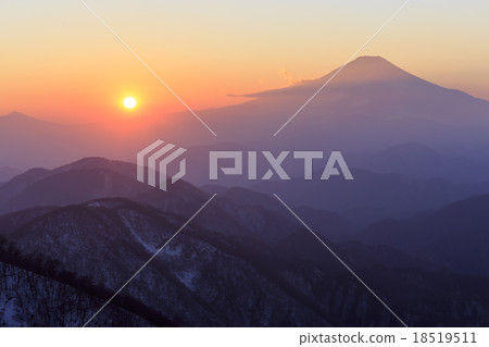 Mount Fuji and sunset seen from Tanzawa Tower dune 18519511