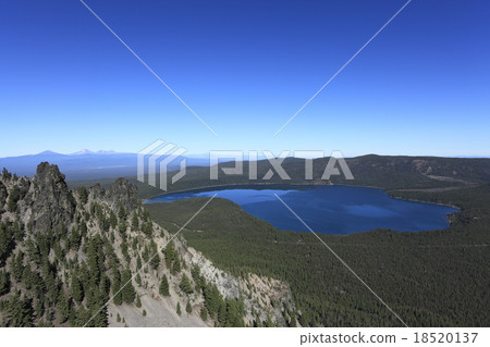 紐伯里火山口的波琳娜湖 紐伯里火山口的波琳娜湖 18520137