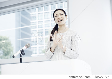 發表演講的婦女 18522976