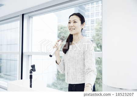 A woman giving a speech 18523207