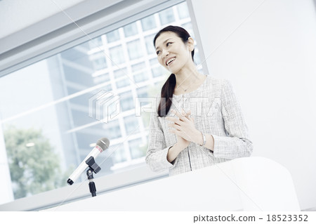 A woman giving a speech 18523352