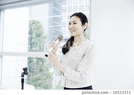 發表演講的婦女 18523371