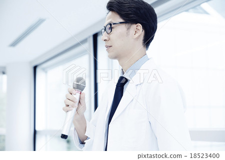 Doctor giving a speech 18523400