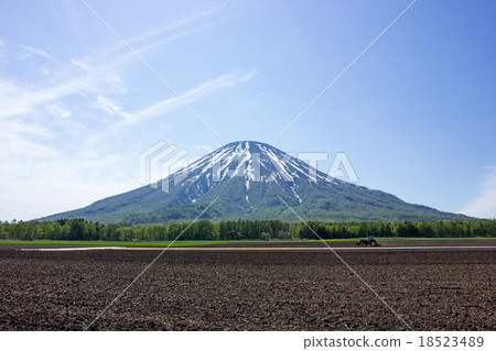 Mt. Yotei Makkura village tractor 18523489