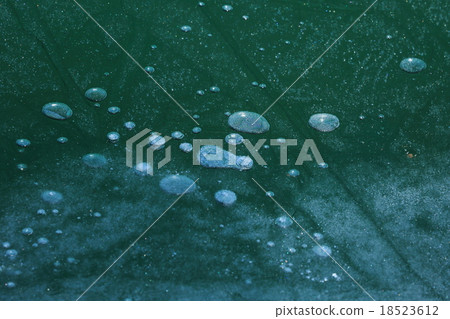 Frozen pattern on the lake surface 18523612