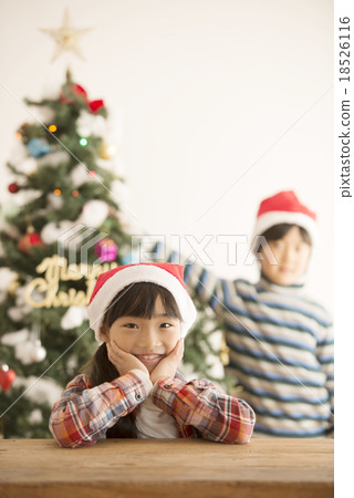 Christmas tree with children wearing Santa cap 18526116