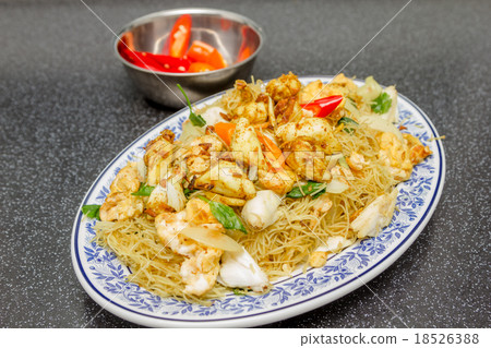 stir-fried noodles 18526388