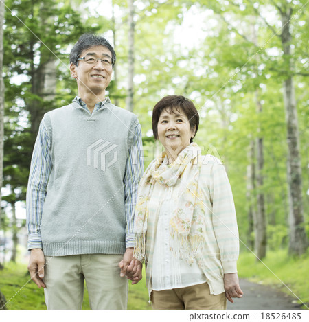 Senior couple who connect hands and smile 18526485