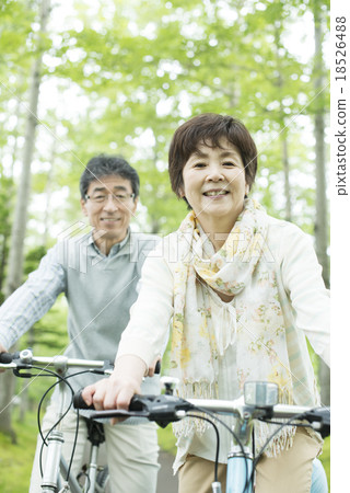 騎自行車的資深夫婦 騎自行車的資深夫婦 18526488