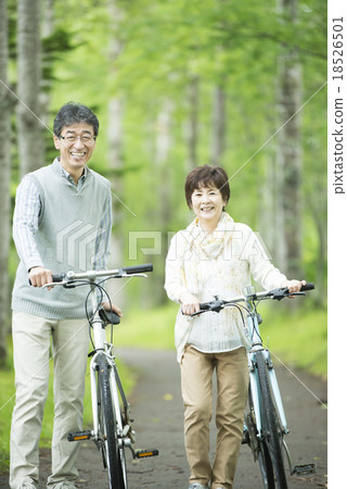 按自行車的資深夫婦 18526501