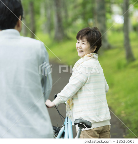 按自行車的資深夫婦 18526505