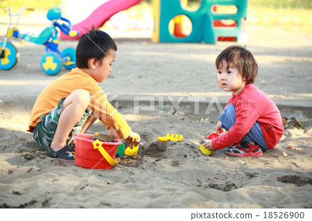 孩子們和朋友一起玩沙袋 18526900