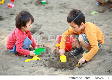 孩子們和朋友一起玩沙袋 18526904