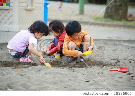 孩子們和朋友一起玩沙袋 18526905
