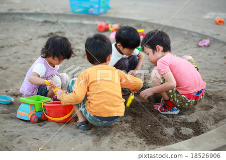 孩子們和朋友一起玩沙袋 18526906
