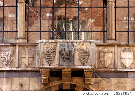 reflex of piazza dei mercanti milan 18528954