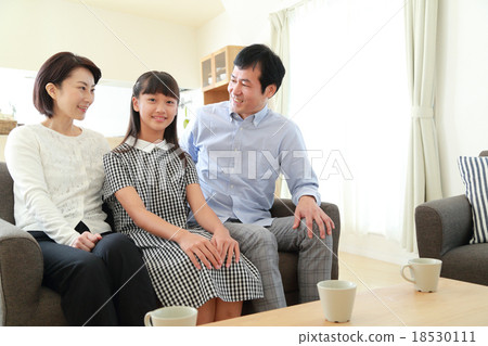 家人在客廳聊天 18530111
