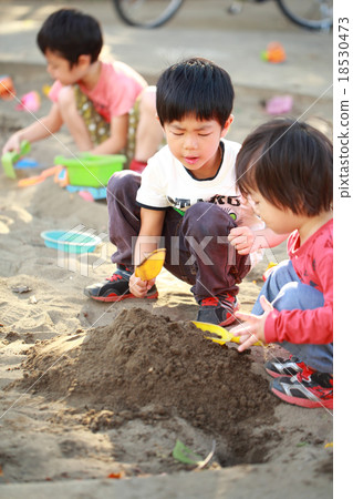 Children playing sandbag with friends 18530473