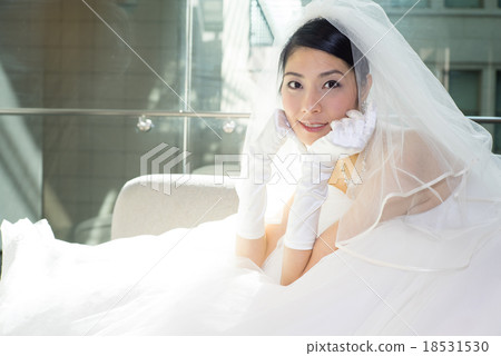 A bride to relax on the sofa in a wedding dress A bride to relax on the sofa in a wedding dress 18531530