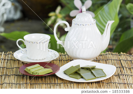product Matcha green tea chocolate with tea pot product Matcha green tea chocolate with tea pot 18533386
