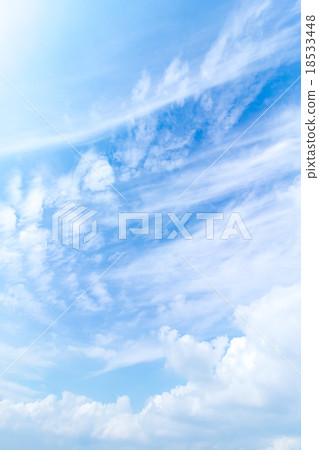 秋天天空白色雲彩和藍天背景材料複製空間字符空間肌肉雲彩積云云彩卷雲 18533448