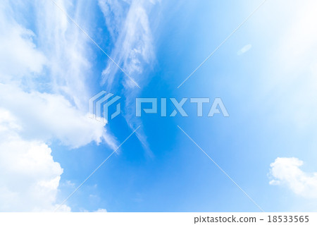 秋天天空白色雲彩和藍天背景材料複製空間字符空間肌肉雲彩積云云彩卷雲 18533565