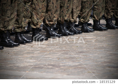 Soldiers in position with empty shell 18535129