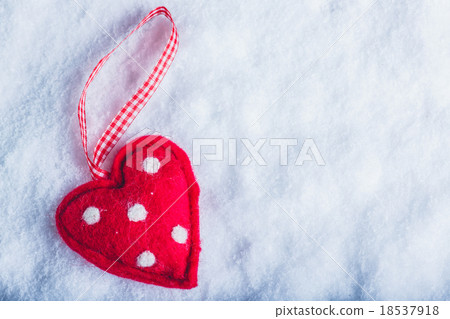 Red toy suave heart on a frosty white snow 18537918