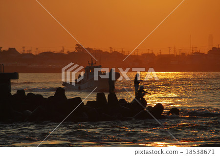 Fisherman's silhouette with a morning glow back 18538671