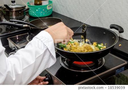 stir-fried noodles stir-fried noodles 18539039