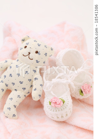 第一雙鞋和熊的毛絨玩具 18541386