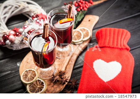 Mulled wine with cinnamon and orange Mulled wine with cinnamon and orange 18547973