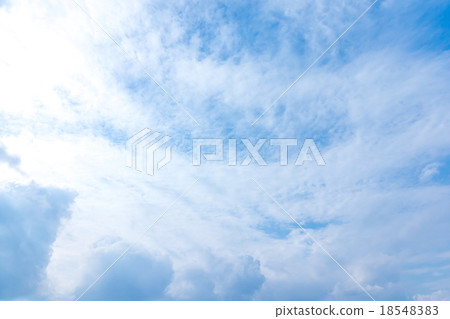 秋天天空白色雲彩和藍天背景材料複製空間字符空間肌肉雲彩積云云彩卷云云彩 秋天天空白色雲彩和藍天背景材料複製空間字符空間肌肉雲彩積云云彩卷云云彩 18548383